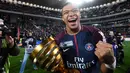 Senyum bahagia Kylian Mbappe saat timnya meraih Coupe De La Ligue di Stade Matmut Atlantique, Bordeaux, Sabtu (31/3/2018) waktu setempat. PSG menang 3-0. (AFP/Franck Fife)