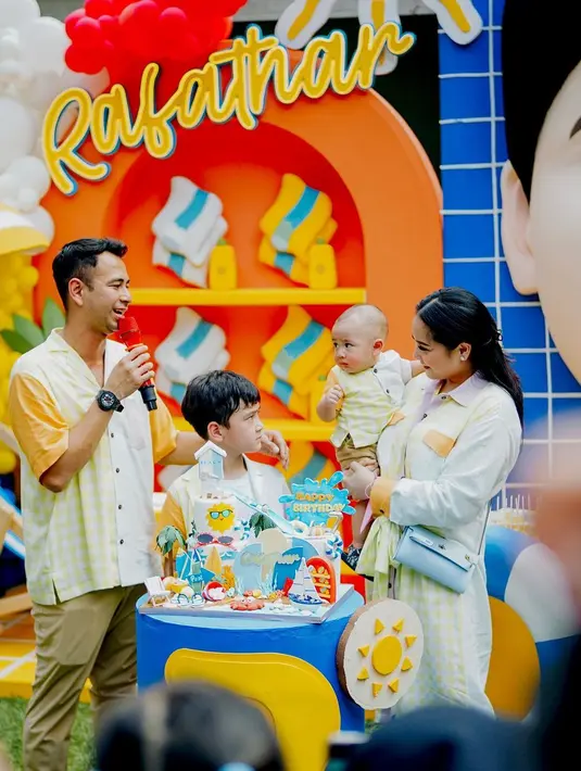 Ini merupakan tahun pertama Rafathar Malik Ahmad merayakan ulang tahun dengan kehadiran sang adik, Rayyanza Malik Ahmad. (Foto: Instgaram/ melvmistake)