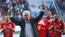 Pelatih Bayern Munchen, Jupp Heynckes, merayakan kemenangan atas FC Augsburg pada laga Bundesliga di WWK Arena, Augsburg, Sabtu (7/4/2018). Bayern Munchen menang 4-1 atas FC Augsburg. (AP/Sven Hoppe)