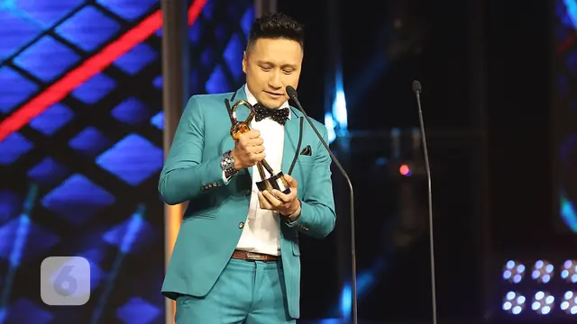[Bintang] Arie Untung dan Fenita Arie Sabet Penghargaan di right Awards Indonesia 2017