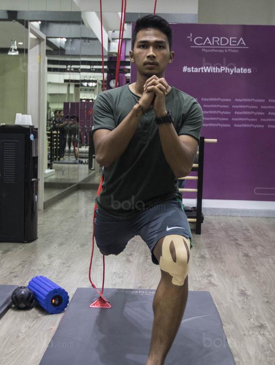 Bek Timnas Indonesia U-22, Bagas Adi Nugroho, menjalani terapi pemulihan di Cardea, Jakarta, Senin (31/7/2017). Lutut kiri dari pemain Arema FC ini mengalami cedera usai melakukan tekel pada kualifikasi Piala Asia U-23. (Bola.com/Vitalis Yogi Trisna)