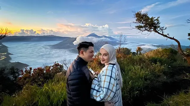 Zaskia Sungkar dan keluarga ke Bromo (Instagram/zaskiasungkar15)