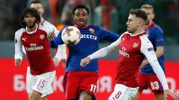 Pemain CSKA Moscow, Vitinho berebut  bola dengan pemain Arsenal, Aaron Ramsey pada laga leg kedua perempat final Liga Europa di VEB Arena, Jumat (13/4). Hasil imbang 2-2 sudah cukup meloloskan Arsenal ke babak semifinal Liga Europa. (AP/Pavel Golovkin)