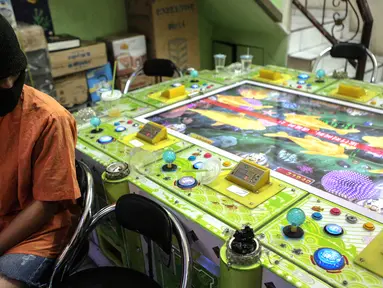 Polsek Penjaringan rilis tersangka penyelengara judi ikan di kawasan Penjagalan, Jakarta, Senin (3/8/2015). Petugas mengamankan tersangka dengan barang bukti berupa dua set permainan judi (Liputan6.com/Faizal Fanani)