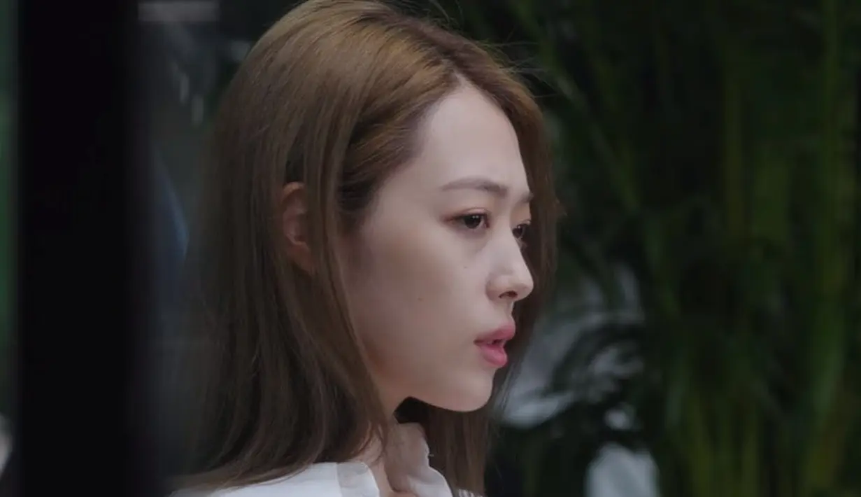 Namun demikian, Sulli masih menyimpan banyak hal dalam pikirannya yang tak bisa dia sampaikan dalam interview tersebut. Dan inilah hal terakhir yang bisa dilihat oleh publik dari seorang Choi Jinri. (Foto: Netflix via Twitter/ belovedldh)