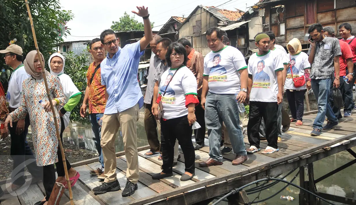 Balon Gubernur DKI Jakarta Sandiaga Uno saat mengunjungi ke kawasan Tambora, Jakarta, (10/4). Hal tersebut dikarenakan tingginya taraf hidup dan ketersediaan lapangan pekerjaan yang kurang memadai. (Liputan6.com/Gempur M Surya)