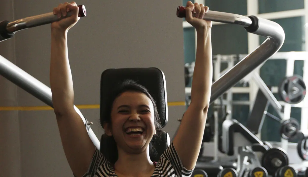Meski identik dengan pria kekar namun gym juga bisa menjadi olahraga alternatif bagi wanita. (Bola.com/Vitalis Yogi Trisna)