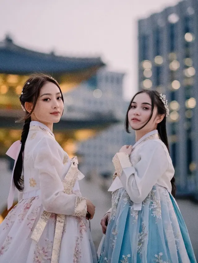 7 Pemotretan Natasha Wilona dan Bundanya yang Tampil Kompak Pakai Hanbok