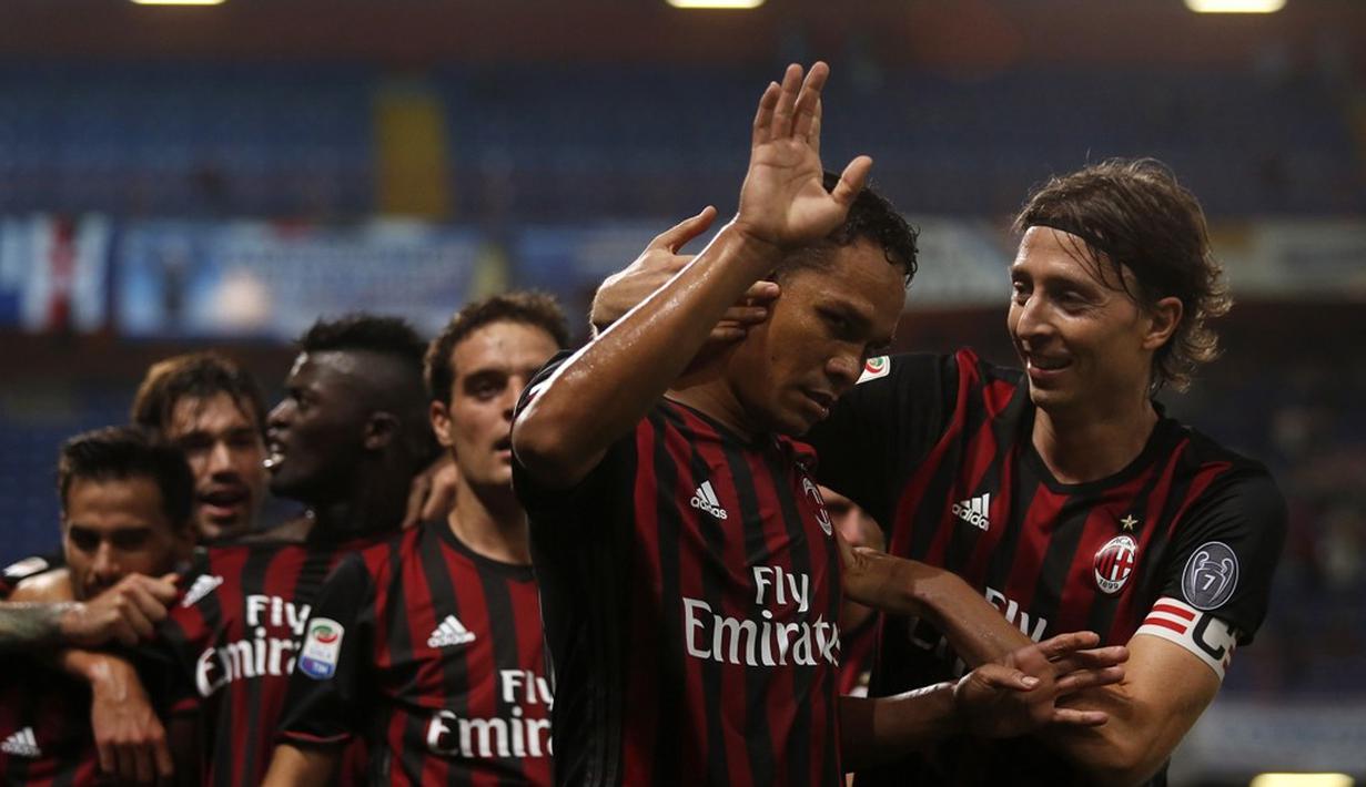 Carlos Bacca disambut rekan-rekannya setelah mencetak gol kemenangan AC Milan atas Sampdoria pada lanjutan Serie A di Stadion Luigi Ferraris, Genoa, Sabtu (17/9/2016) dini hari WIB. (AFP/Marco Bertorello)