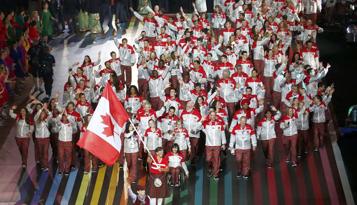 Parade atlit-atlit yang akan berlaga memberikan kemeriahan tersendiri upacara pembukaan Commonwealth Games 2014 di Celtic Park, Glasgow, Skotlandia, (23/7/2014). (REUTERS/Andrew Winning) 