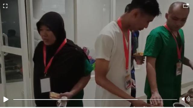 Sejumlah dokter dan tenaga medis sedang mengambil makanan dan minuman untuk buka puasa.