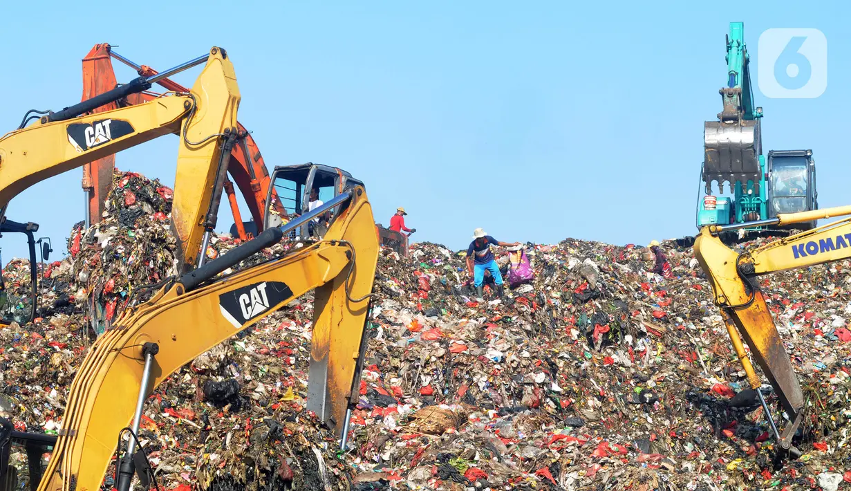 Pemulung mencari sampah yang dapat didaur ulang pada gunungan sampah di Tempat Pembuangan Akhir (TPA) Cipayung, Depok, Jawa Barat, Selasa (24/5/2022). Saat ini, kondisi TPA dengan luas 11,2 hektare tersebut mengkhawatirkan. (merdeka.com/Arie Basuki)