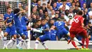 Proses tendangan bebas dari bek Liverpool, Trent Alexander Arnold, saat melawan Chelsea pada laga Premier League di Stadion Stamford Bridge, London, Minggu (22/9). Chelsea kalah 1-2 dari Liverpool. (AFP/Olly Greenwood)
