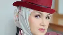 “Hamil Duluan” bikin gempar jagat maya setelah dibahas Bunda Corla. Mulanya, sejumlah netizen usul, “Hamil duluan, bunda!” Bunda Corla merespons, “Hamil duluan? Lagu siapa? Enak lagunya? Oh dia lagi penyanyinya? Dia juga penyanyinya!” Mendengar intronya, Bunda Corla auto kegirangan dan menyebut mood lagu ini, “Cucok!” (Foto: Dok. Instagram @tuty_wibowo).