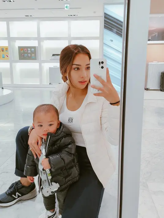 Penampilannya selalu menjadi trendsetter. Ia pun berpenampilan bak ABG dengan tanktop, jaket dan jeans. Tak sendirian, potretnya saat mirror selfie bareng Baby Izz ini bikin gemas. (Liputan6.com/IG/@nikitawillyofficial94)