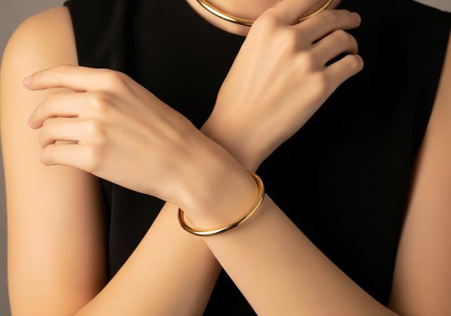 Gelang Choker Model Pipa Tipis/Model Gelang Emas Choker Simpel Tapi Elegan (Sumber: gemini)