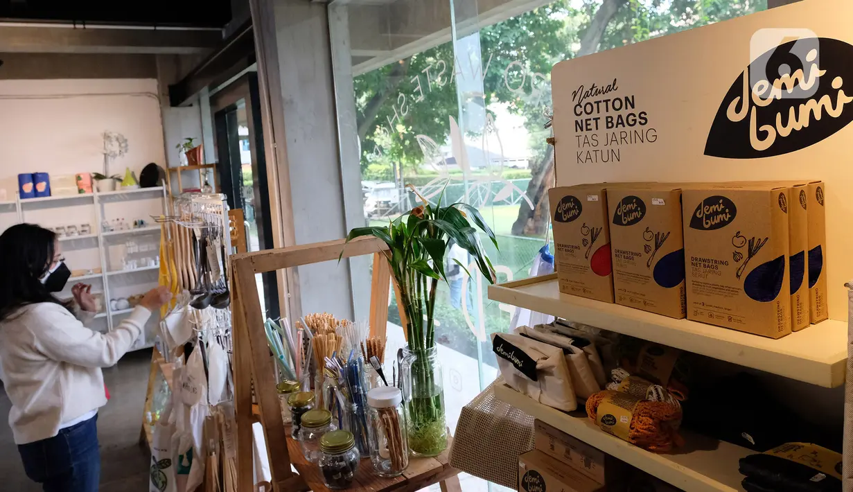 Pengunjung memilih barang di Toko Naked Inc, Kemang, Jakarta, Sabtu (11/9/2021). Naked Inc merupakan salah satu toko kebutuhan sehari-hari yang menerapkan konsep bebas sampah atau "zero waste", dimana pembeli harus membawa kantong belanja atau wadah sendiri. (Liputan6.com/Herman Zakharia)