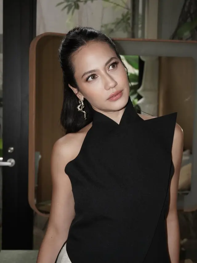 Potret Pevita Pearce Tampil Anggun dalam Balutan Beskap Modern Karya Wilsen Willim