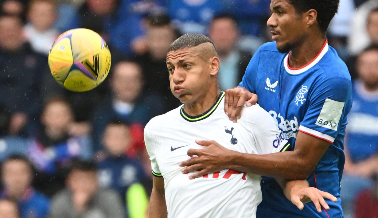 Tottenham Hotspur tercatat telah mendatangkan enam pemain pada bursa transfer musim panas 2022/2023, termasuk Richarlison. Sebelumnya, sang pemain menjadi kunci di lini depan The Toffees dan berhasil menyelamatkan timnya dari jurang degradasi. Dengan kualitas dan pengalamannya, Richarlison diharapkan akan menjadi anadalan di lini depan The Lilywhites bersama Harry Kane dan Son Heung-min. (AFP/Andy Buchanan)
