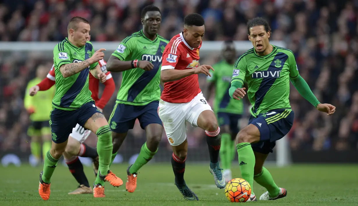 Pemain MU, Anthony Martial, berusaha melewati hadangan pemain Southampton dalam lanjutan Liga Inggris di Stadion Old Trafford, Manchester, Sabtu (23/1/2016). (AFP/Oli Scarff)