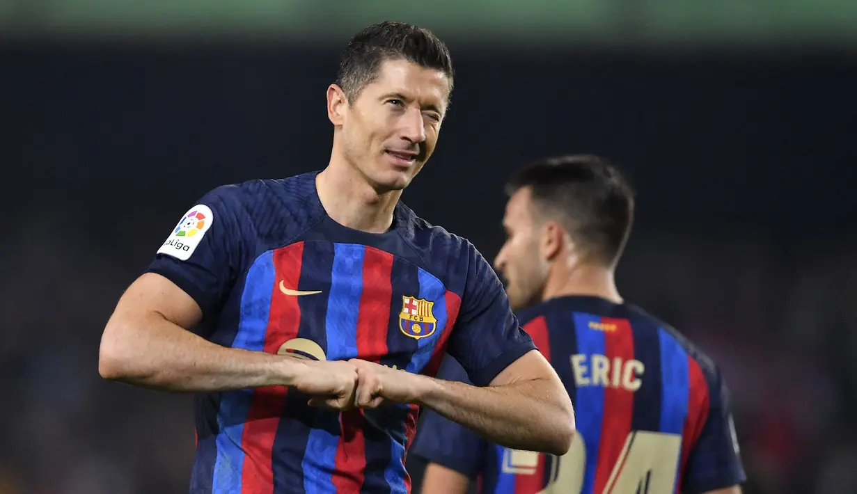 Pemain Barcelona, Robert Lewandowski melakukan selebrasi setelah mencetak gol ke gawang Cadiz CF pada laga lanjutan Liga Spanyol 2022/2023 di Camp Nou, Barcelona, 19 Februari 2023. Lewandowski direkrut Blaugrana dengan harga 45 juta euro dari Bayern Munchen. Gol dan kemampuannya telah memainkan peran penting dalam membawa Barcelona duduk di puncak klasemen Liga Spanyol. (AFP/Pau Barrena)
