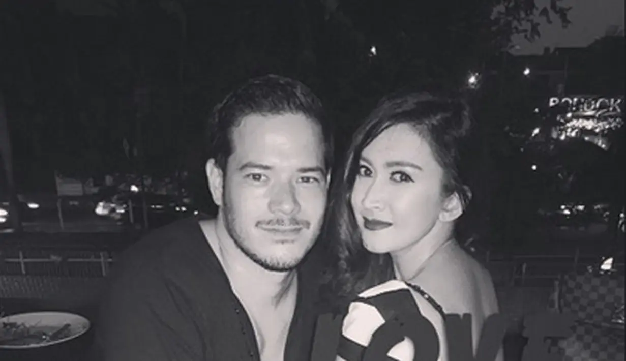 Sudah tidak ada keharmonisan dalam rumah tangganya, hingga akhirnya artis  senior Nafa Urbach ingin mengakhirinya. 10 tahun Nafa membangun hidup bersama dengan Zack Lee, dan telah dikaruniai seorang anak. (Instagram/nafaurbach)