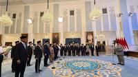 Presiden Prabowo Subianto melantik 10 Duta Besar (Dubes) Luar Biasa dan Berkuasa Penuh (LBBP) di Istana Negara, Jakarta, Rabu (8/10/2025). Selain itu, ada 1 Wakil Dubes juga ikut dilantik. (Foto: Liputan6.com/Lizsa Egeham).