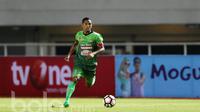 Pemain PS TNI, Abduh Lestaluhu (kiri) saat melawan Persib Bandung pada lanjutan Liga 1 2017 di Stadion Pakansari, Bogor, Sabtu (22/4/2017). PS TNI bermain imbang 2-2. (Bola.com/Nicklas Hanoatubun)