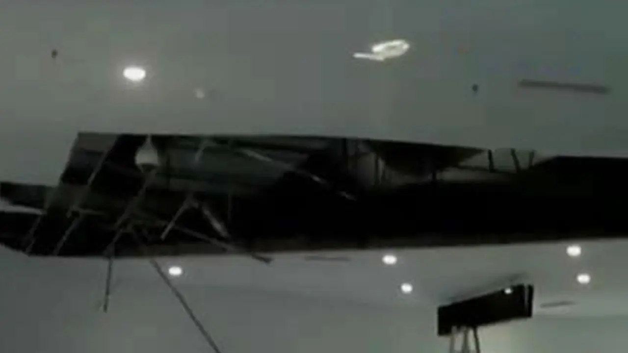 Atap Bandara Soetta Ambruk 