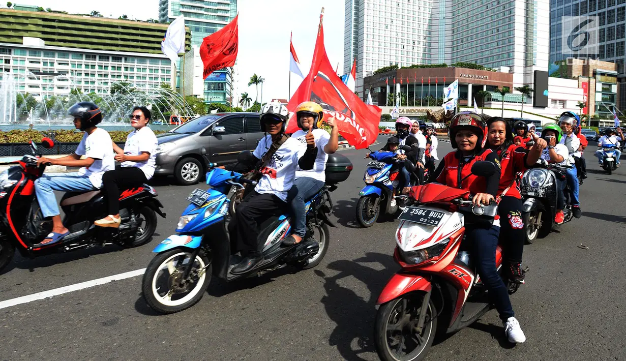 Massa pendukung capres -cawapres nomor urut 01 Jokowi-Ma'ruf Amin saat konvoi kampanye akbar di Bundaran HI, Jakarta Sabtu (13/4). Kampanye akbar Jokowi-Ma'ruf Amin bertajuk Konvensi Akbar Rakyat itu akan bermula dengan karnaval dari Bundaran HI hingga memasuki Stadion GBK. (merdeka.com/Imam Buhori)