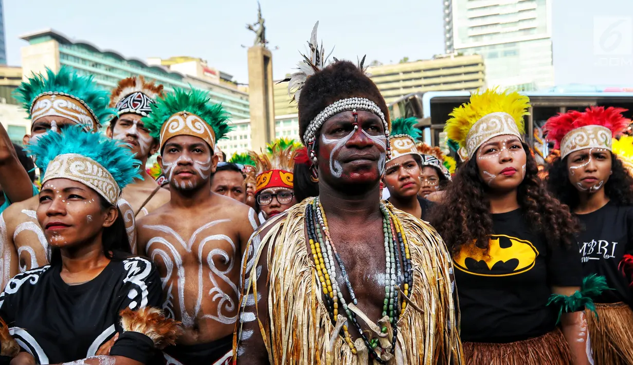 Masyarakat Papua yang tinggal di Jakarta menggelar acara Tari Yospan Massal saat kegiatan Car Free Day di Bundaran HI, Jakarta, Minggu (1/9/2019). Acara ini digelar untuk mengenalkan budaya Papua kepada para generasi muda keturunan Papua serta masyarakat luas. (Liputan6.com/Johan Tallo)