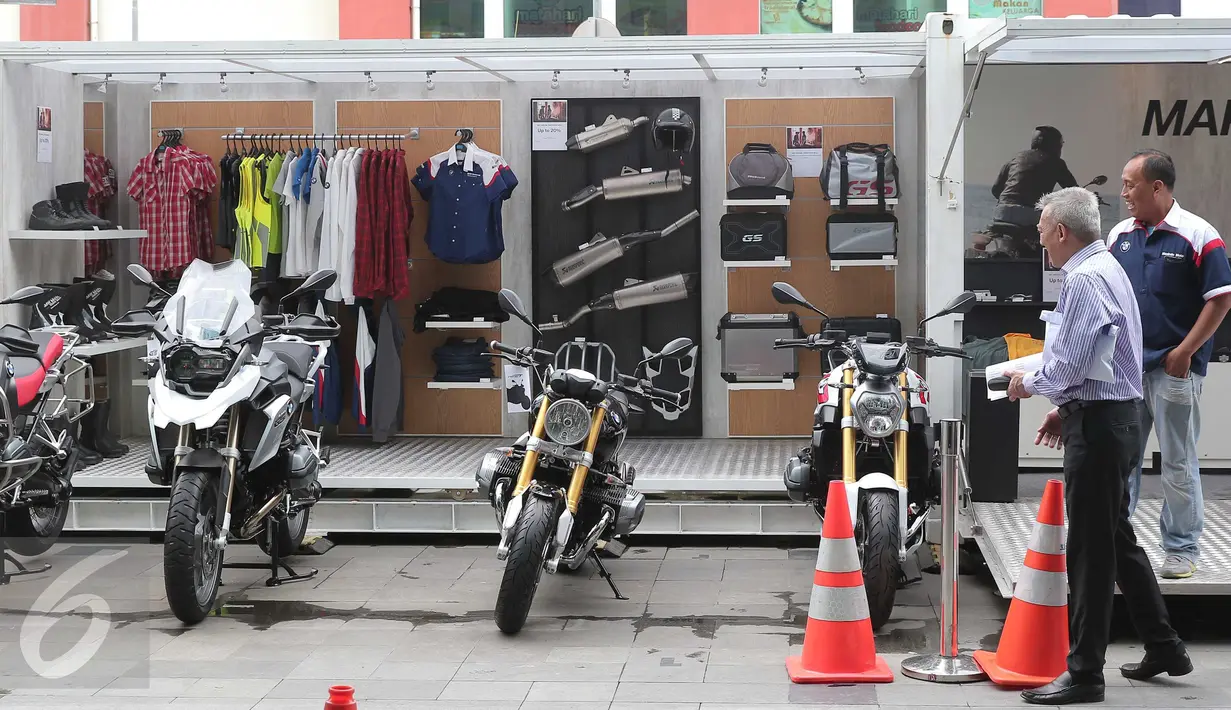 Usai singgah di Taiwan dan Singapura, ruang pamer kontainer atau Pop-Up Container BMW Motorrad hadir di Indonesia, Senin (21/3/2016). Kontainer berukuran 20 kaki tersebut menampilkan line-up dari produk BMW Motorrad. (Liputan6.com/Angga Yuniar)