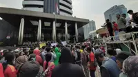 Ratusan karyawan PT Palma Satu menggelar demo di depan Gedung KPK. Mereka menuntut KPK membuka rekening perusahaan agar bisa menerima upah.