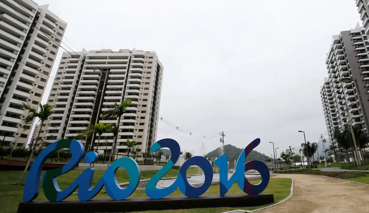 Sebuah tulisan besar "Rio 2016" terpampang di halaman apartemen di kawasan Olympic Village di Rio de Janeiro, Brasil (23/6). Brasil telah menyiapkan tempat penginapan mewah untuk para atlet selama mengikuti Olimpiade Brasil 2016. (REUTERS/Sergio Moraes)