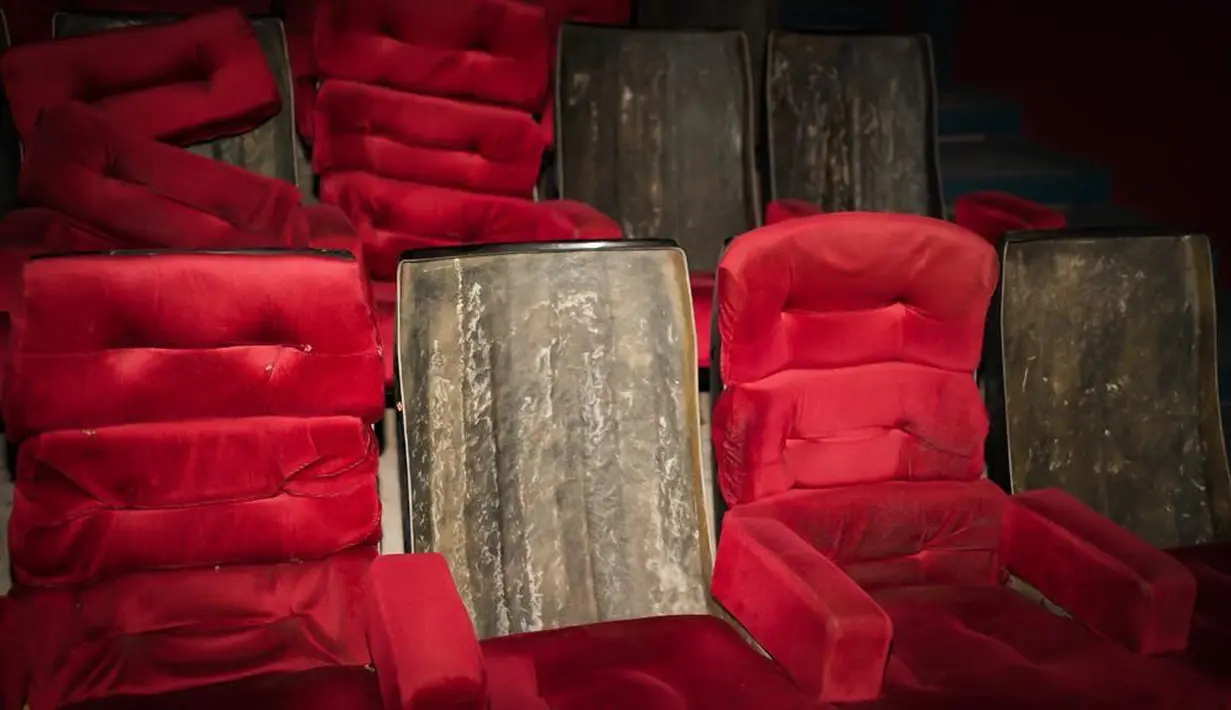 Pemilihan bioskop Studio dilakukan sebagai bagian gerakan revitalisasi bioskop. Acara ini diserbu penonton sampai berdesak-desakan. Bioskop tua yang hampir 10 tahun mangkrak itu kini ramai lagi. “Kami mengadakan nobar Pengabdi Setan 2: Communion di Studio Matahari Singosaren untuk membangkitkan kesadaran pentingnya revitalisasi bioskop tua di seluruh Indonesia. Bioskop adalah pusat kesenian dan industri,” kata Joko Anwar. (Foto: Dok. Poplicist)