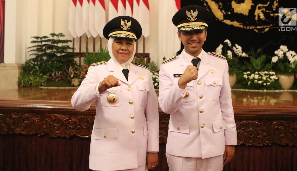 Gubernur dan Wakil Gubernur Jawa Timur periode 2019-2024, Khofifah Indar Parawansa dan Emil Elestianto Dardak foto bersama usai dilantik di Istana Negara, Jakarta, Rabu (13/2). (Liputan6.com/Angga Yuniar)