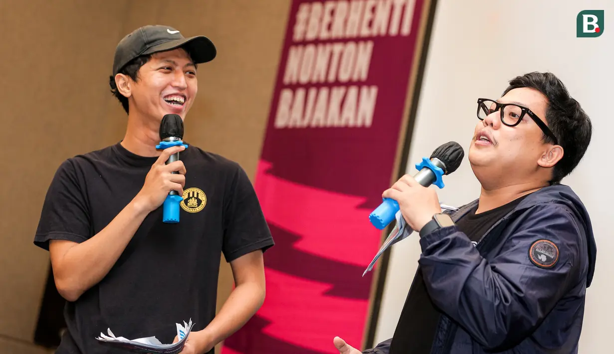 <p>Muhammad Wannady (kiri) dan Rissalah Maulana membawakan acara Roaring Night Liga Inggris antara Man City melawan Chelsea menggunakan aplikasi Youniverse di Hotel Ibis, Tanah Abang, Jakarta, Minggu (18/02/2024) dini hari WIB. (Bola.com/Bagaskara Lazuardi)</p>