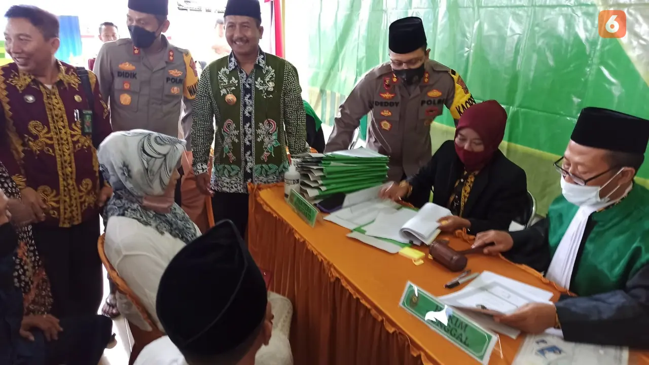 Prossesi isbat nikah  yang dilakukan di Desa Jelun yang diikuti puluhan  pesangan di Banyuwangi (Hermawan Arifianto/Liputan6.com)