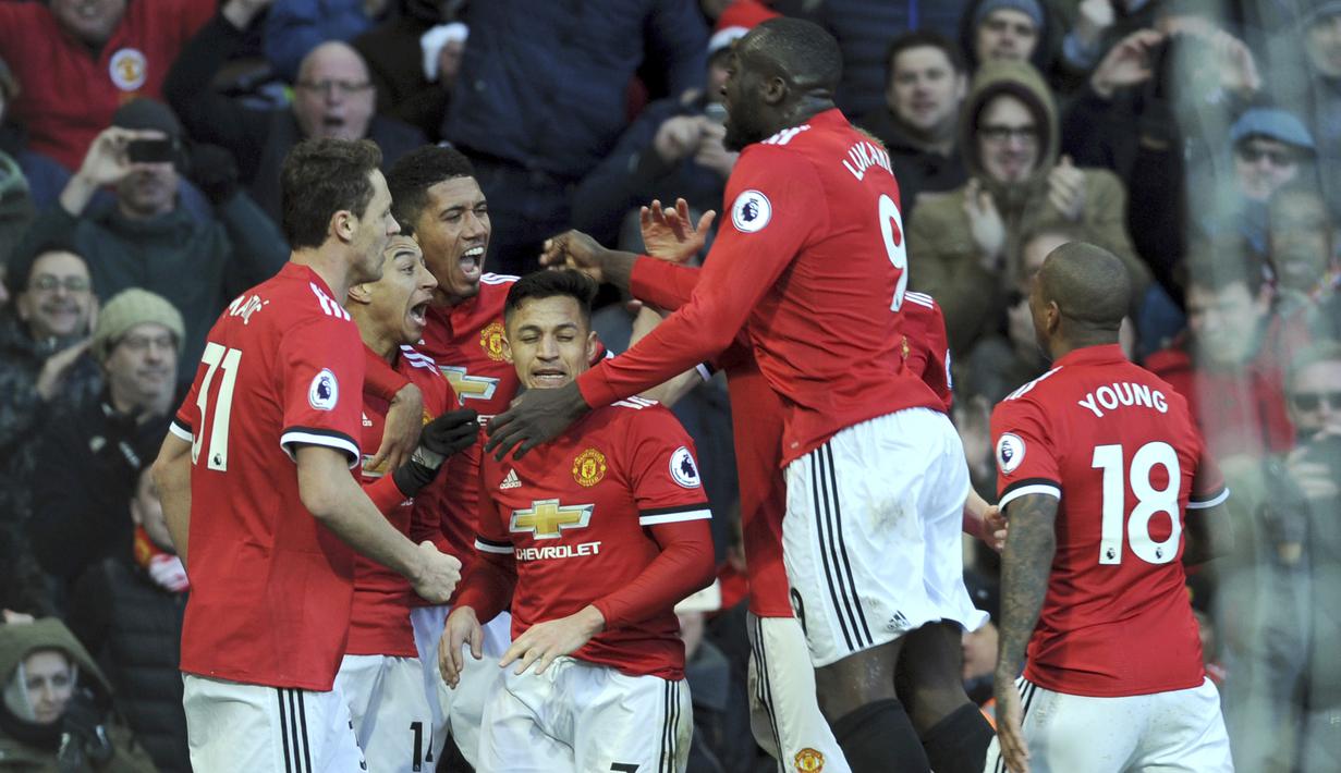 Para pemain Manchester United merayakan gol  Jesse Lingard saat melawan Chelsea pada lanjutan Premier League di Old Trafford stadium, Manchester, (25/2/2018). Manchester United menang 2-1. (AP/Rui Vieira)