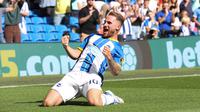 Liverpool dikabarkan tengah meminati gelandang asal Argentina yang tampil impresif bersama Brighton and Hove Albion musim ini, Alexis Mac Allister. Jika kesampaian mendatangkannya pada musim depan, ia akan jadi pemain ke-6 Argentina yang didatangkan The Reds dalam hampir dua dekade terakhir. Berikut ini daftar 5 pemain Argentina yang sebelumnya pernah memperkuat Liverpool dalam hampir 20 tahun terakhir. (AFP/Adrian Dennis)