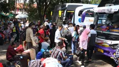 Calon penumpang menunggu jadwal keberangkatan bus di Terminal Tipe A Poris Plawad, Kota Tangerang, Banten, Jumat (21/5/2021). Terminal tersebut kembali beroperasi dan memberangkatkan bus antar kota antar provinsi (AKAP) setelah berakhirnya masa larangan mudik Lebaran. (Liputan6.com/Angga Yuniar)