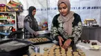 Para wanita menyiapkan biskuit tradisional "kaak" yang berbentuk cincin menjelang Idul Fitri, hari raya yang menandai berakhirnya bulan puasa suci Ramadan, di Kota Gaza pada 16 Maret 2026. (Omar AL-QATTAA/AFP)