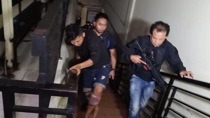 Polisi menggiring salah satu pelaku begal pengemudi ojek online di Jakarta Barat (istimewa)