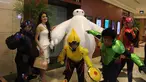 Sandra Dewi berfoto bersama para cosplay karakter film Big Hero 6 di Plaza Senayan XXI, Jakarta, Kamis (6/11/2014) (Liputan6.com/Gilar Ramdhani)