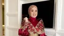 Dress super cantik yang dikenakan Putri Iriani ini disempurnakan dengan hijab yang serasi. [Foto: Instagram/tiffanyliemstudio]