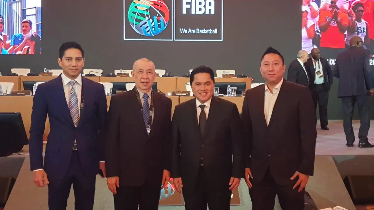 Ketum Perbasi Danny Kosasih dan Erick Thohir di acara FIBA