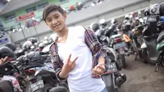 Seleb Tik Tok, Bowo Alpenliebe ditemui di kawasan Tendean, Jakarta, Rabu (4/7). Sebelum resmi diblokir Kementerian Komunikasi dan Informatika, Bowo belakangan menjadi salah satu bintang Tik Tok yang ramai diperbincangkan. (Liputan6.com/Faizal Fanani)
