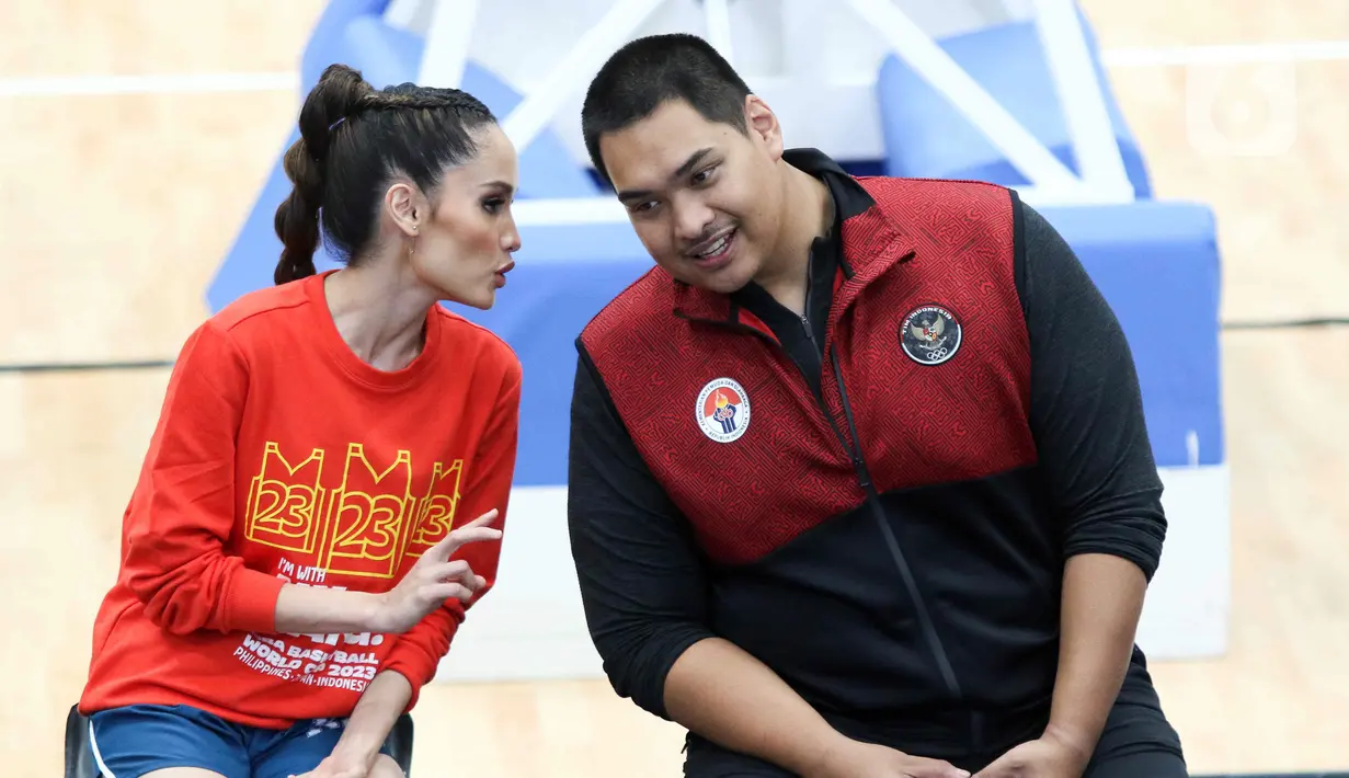 Selain mengumumkan brand ambassador baru, FIBA Indonesia juga mengumumkan harga tiket untuk menonton pertandingan FIBA World Cup 2023. Harga tiket tersebut dimulai dari Rp 100.000 hingga Rp 2.500.000. (Liputan6.com/Herman Zakharia)
