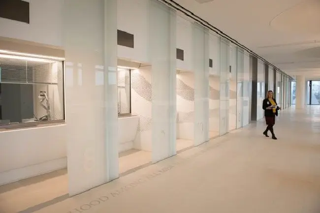 Interior megah dari Kedutaan Besar Amerika Serikat di London, Inggris (foto: Business Insider)