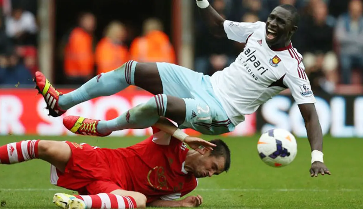 Gelandang Southampton Morgan Schneiderlin (bawah) duel dengan Gelandang West Ham United Mohamed Diame (atas) pada pertandingan sepak bola Liga Premier Inggris antara Southampton vs West Ham United di Stadion St Mary, Southampton (15/09/13). (AFP/Adrian De